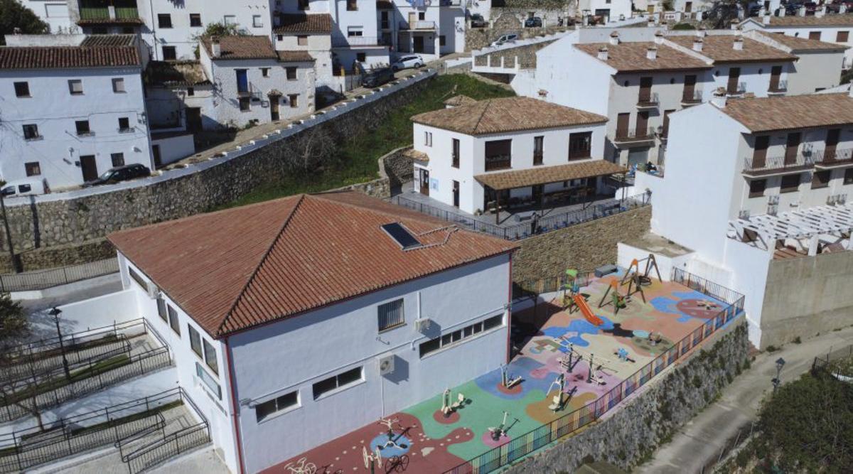 El colegio de Benadalid tras las reformas.