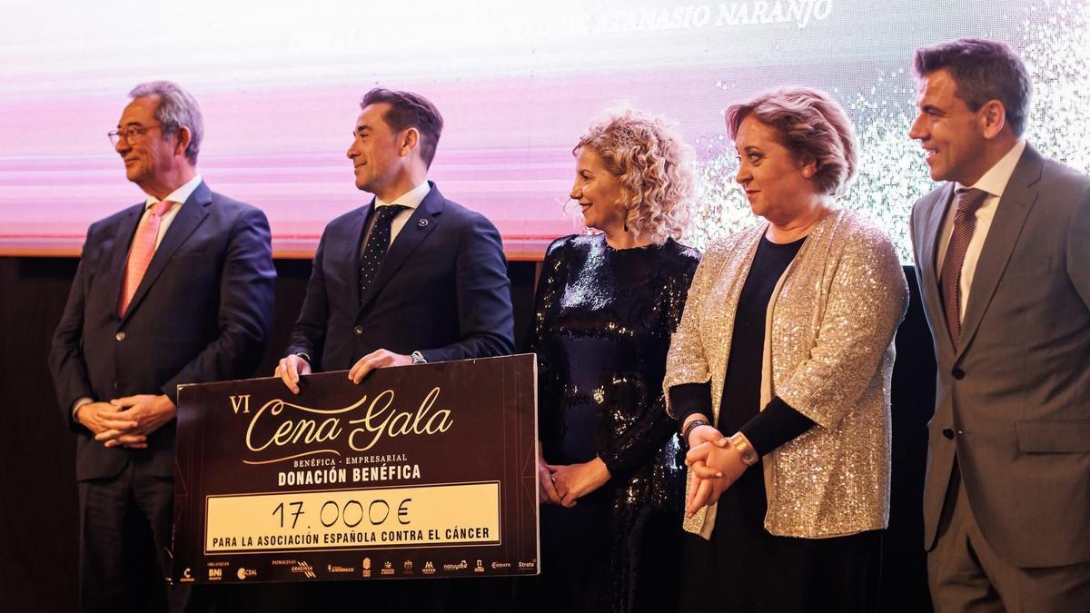 Integrantes de la Asociación Española Contra el Cáncer y asociaciones empresariales portaron el cheque.