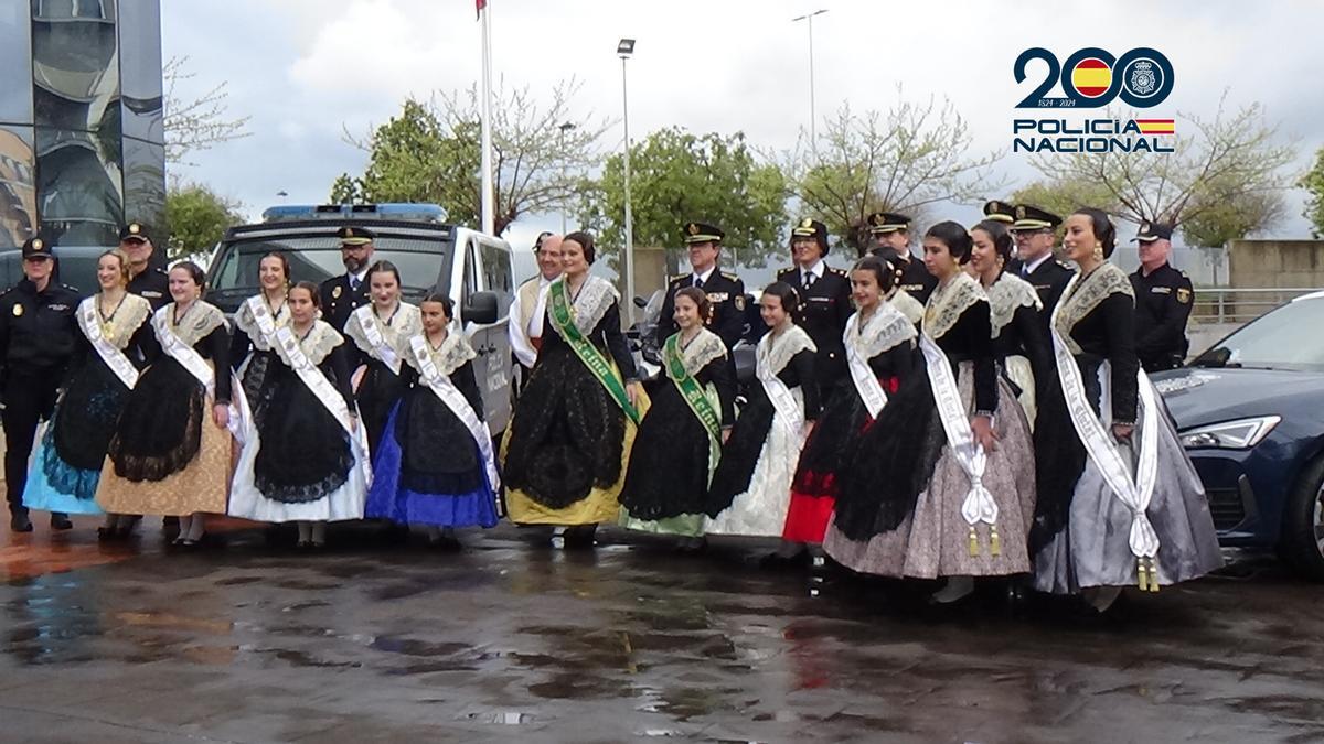 Las reinas de las fiestas de Castelló y damas de la Ciudad, en otra imagen junto a la Policía Nacional.