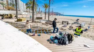 La nueva pasarela de madera de Poniente en Benidorm: "andamios" de madera y aluminio