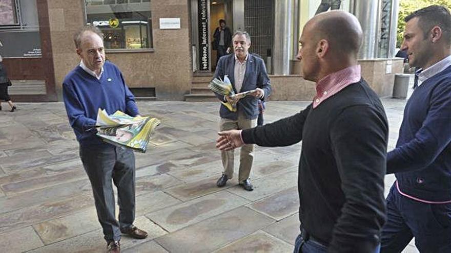 Roberto Martínez Anido, en un reparto electoral con Ángel García Seoane, en la calle Real en mayo de 2015.