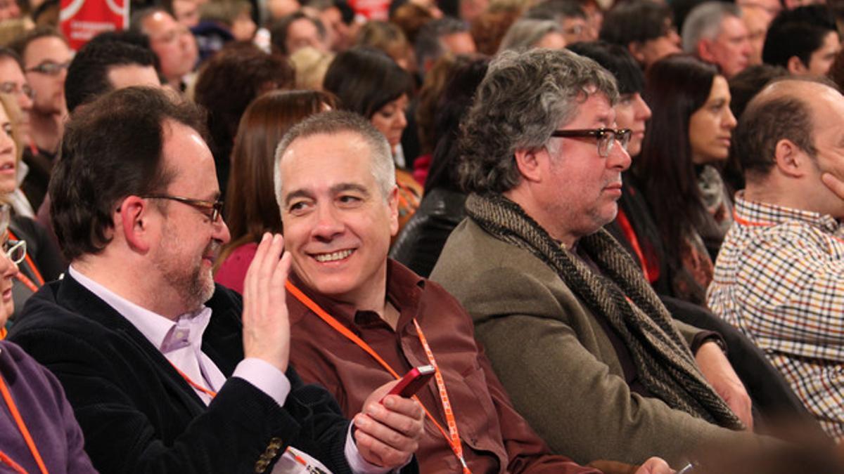 De izquierda a derecha, los dirigentes del PSC Dani Fernández, Pere Navarro y Antonio Balmón, el sábado, durante el congreso del PSOE.