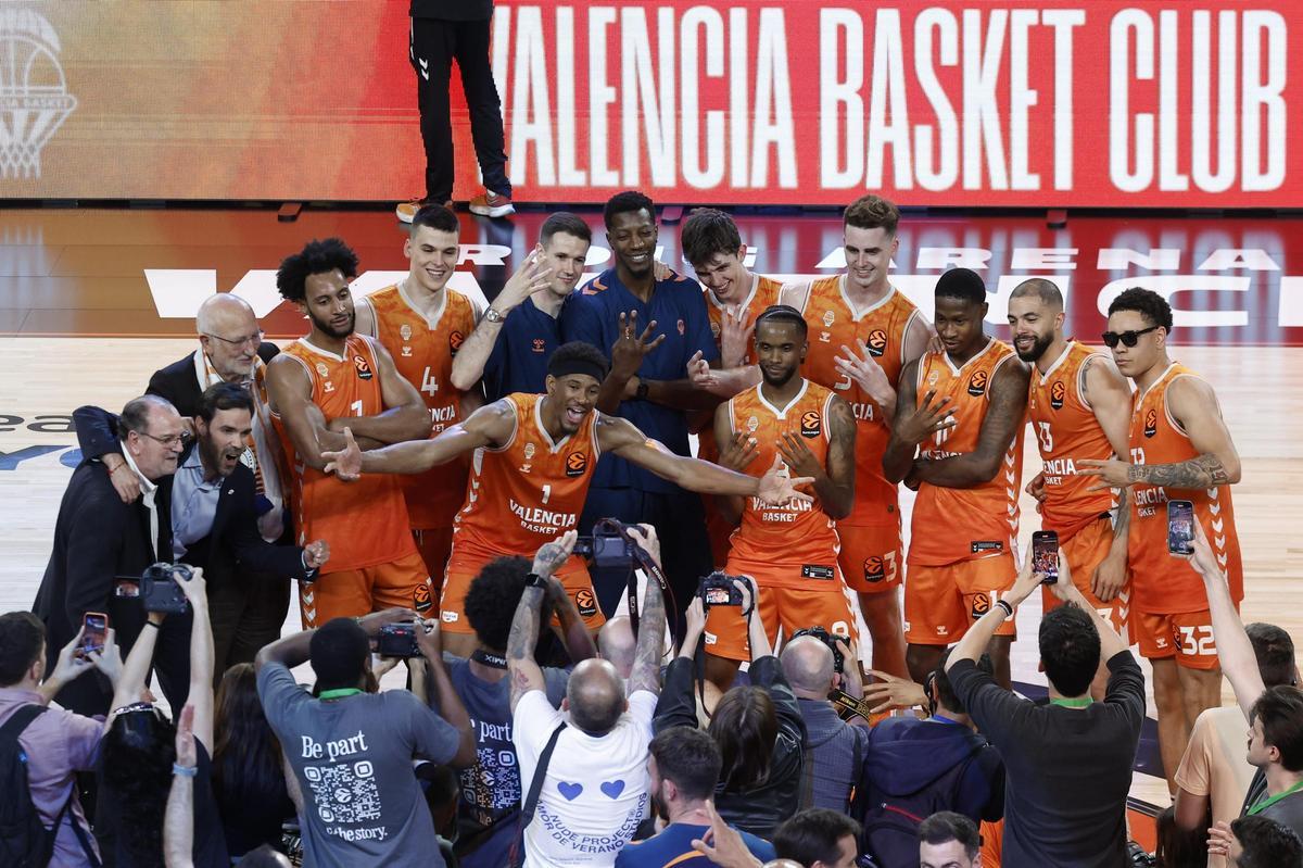 Los jugadores del Valencia Basket celebran el triunfo y el pase a la Final Four al finalizar el quinto partido de cuartos de final de la EuroLiga de baloncesto que Valencia Basket y Panathinaikos disputaron el pasado 13 de mayo en el Roig Arena, en Valencia.