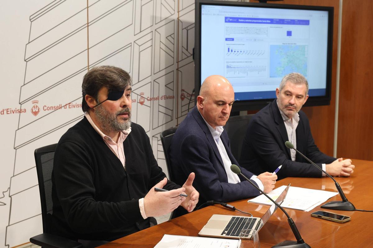 Simón Tur, Vicent Marí y Juan Miguel Costa, este lunes en el Consell de Ibiza.