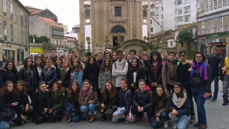 El grupo de estudiantes en su visita el viernes a la ciudad de Pontevedra. // FDV