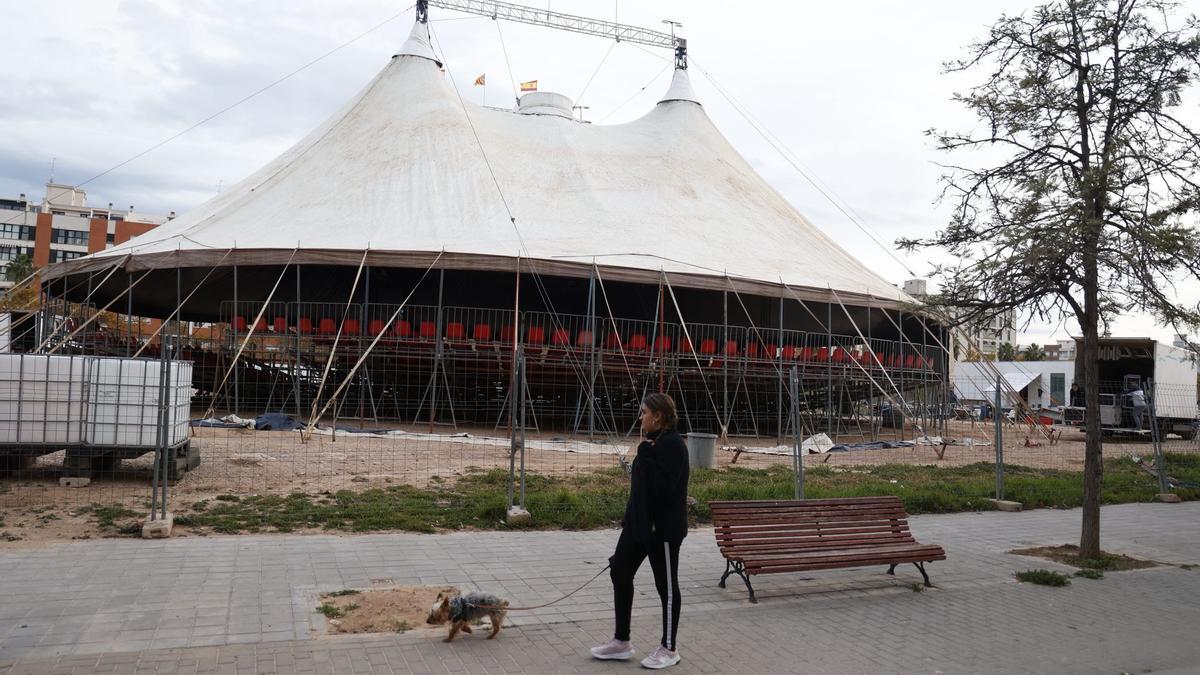 La carpa del Circ de Nadal ya está izada