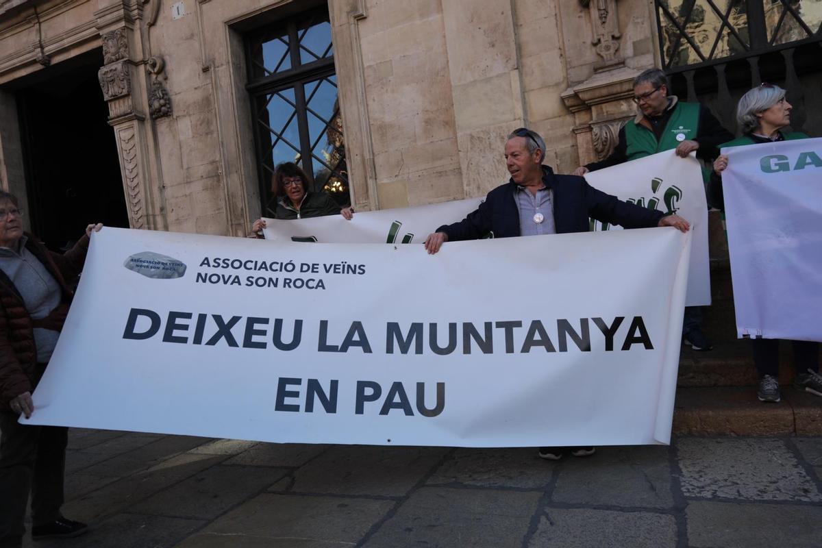 &quot;Deixeu la muntanya en pau&quot; es el lema de una de las pancartas.