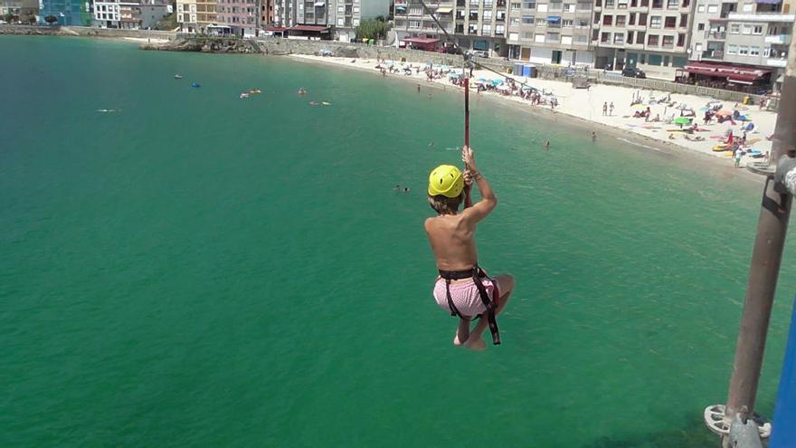 La tirolina instalada en la playa de Raxó // FARO