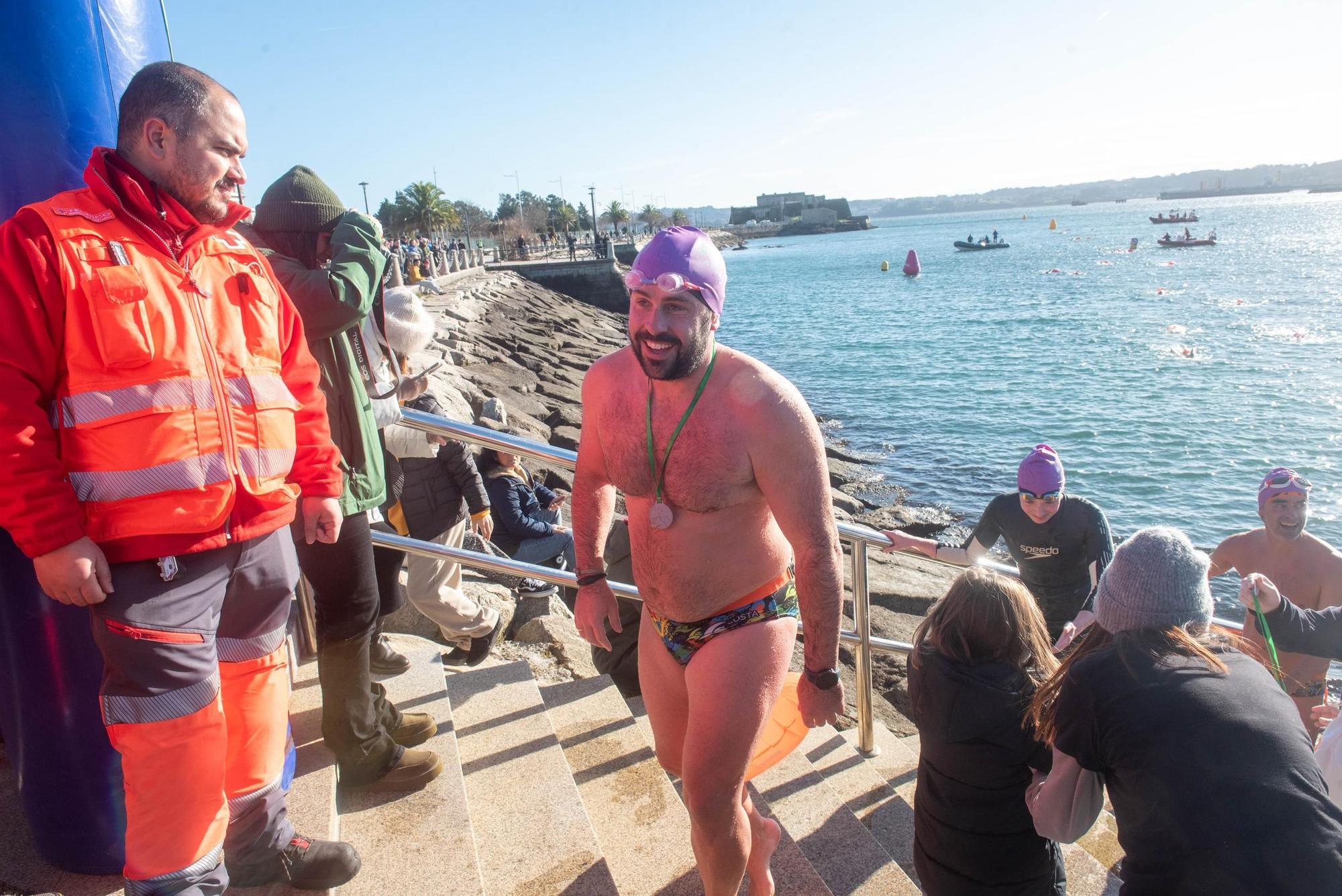 A Coruña desafía al frío y al mar para visibilizar la ELA