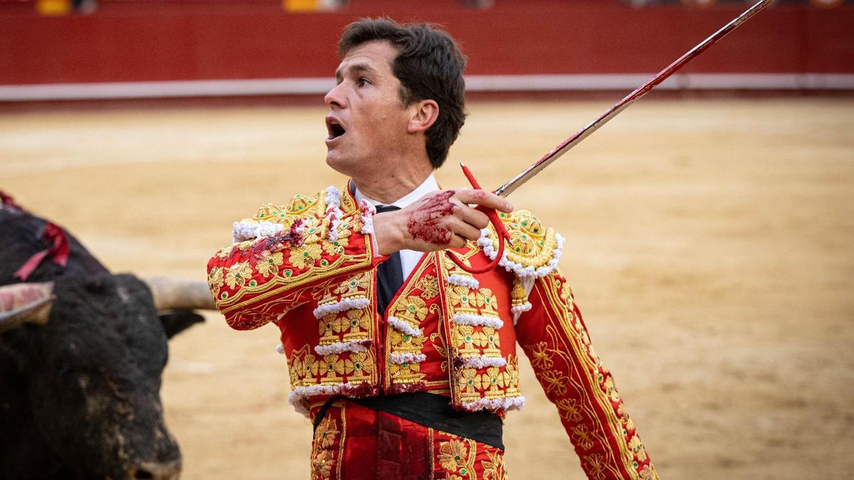 Luque en un desplante en la plaza de toros de València