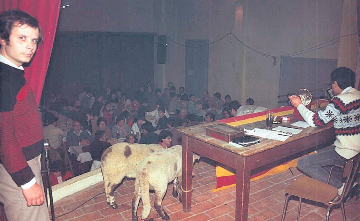 La quina de Vilanova de la Muga amb un lot de dues ovelles sobre l’escenari, en una fotografia de l’any 1982.