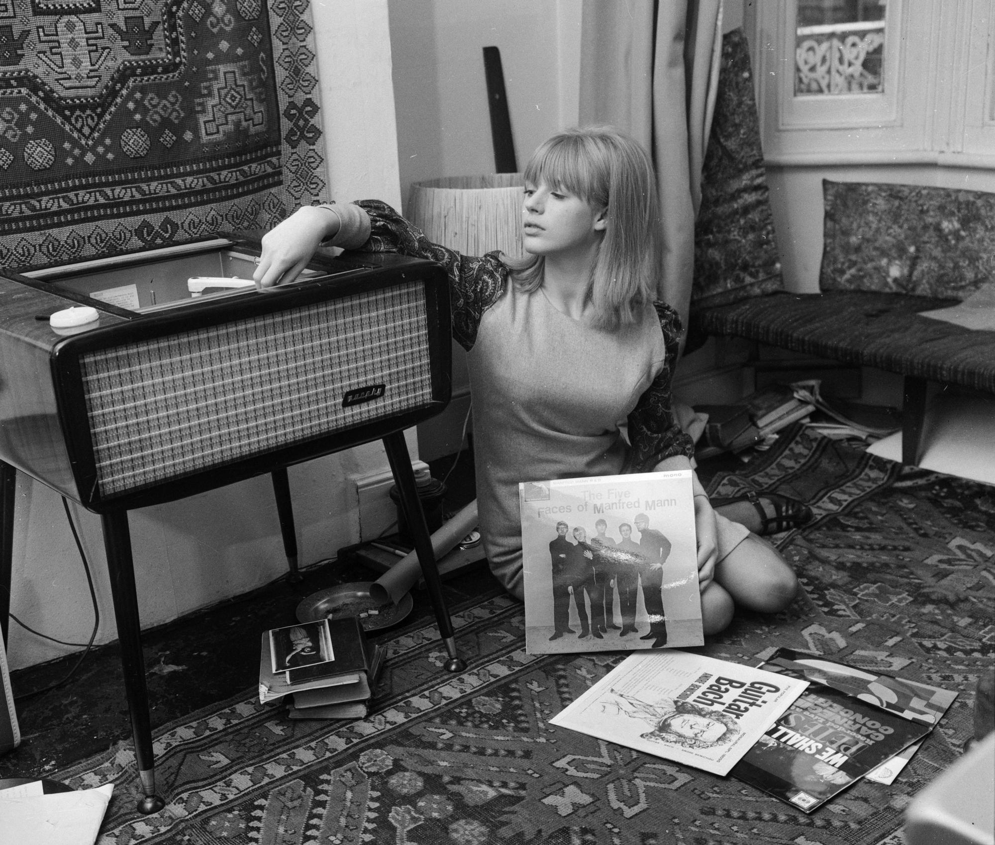 Marianne Faithfull escuchando vinilos