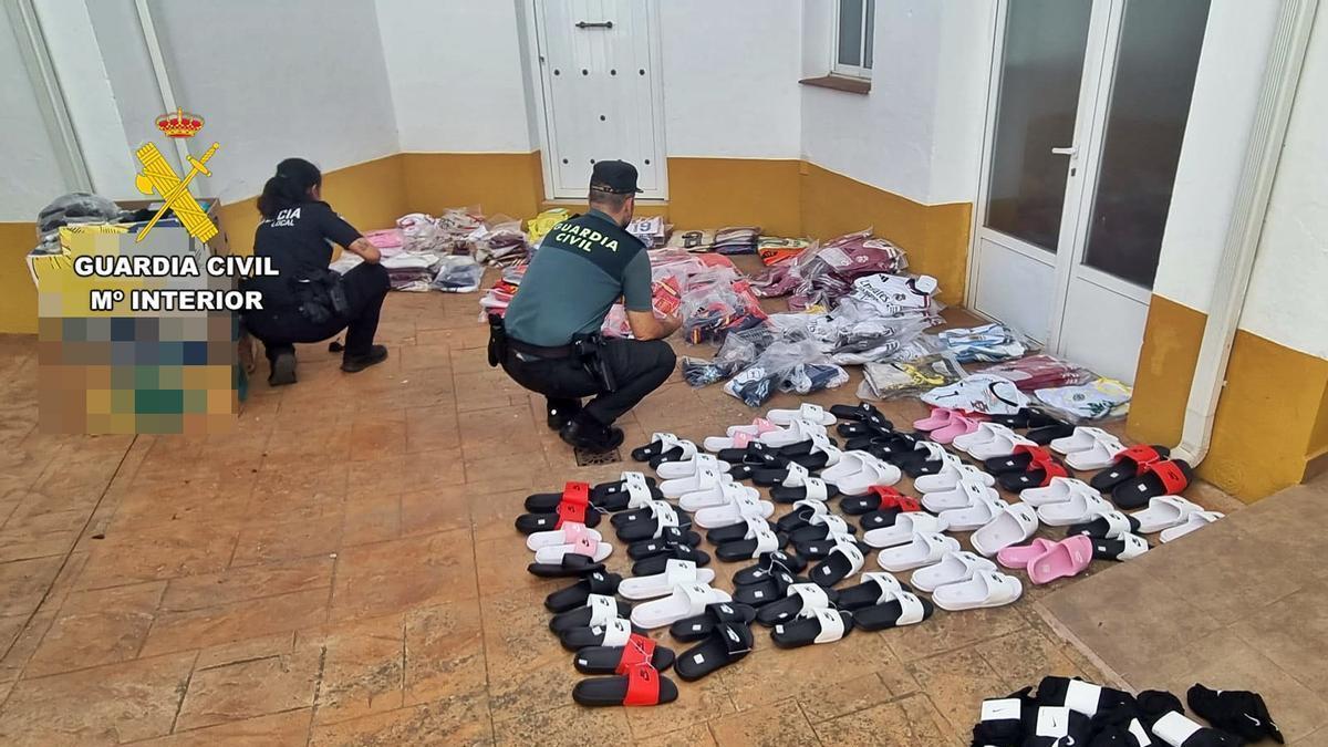 Prendas intervenidas por la Guardia Civil en Aceuchal.