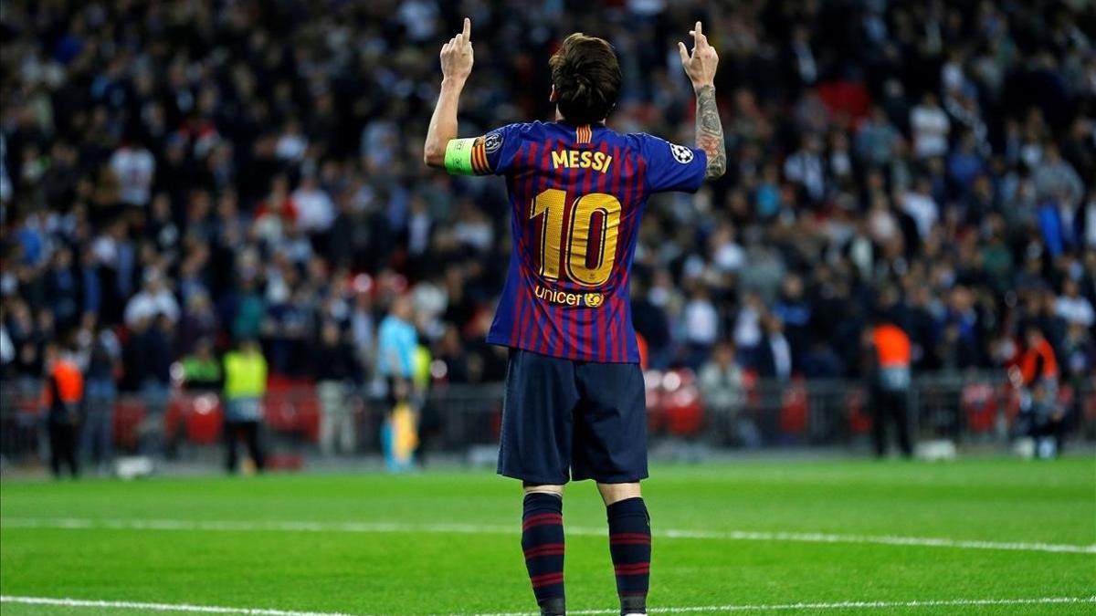 Leo Messi celebra uno de los tantos del partido