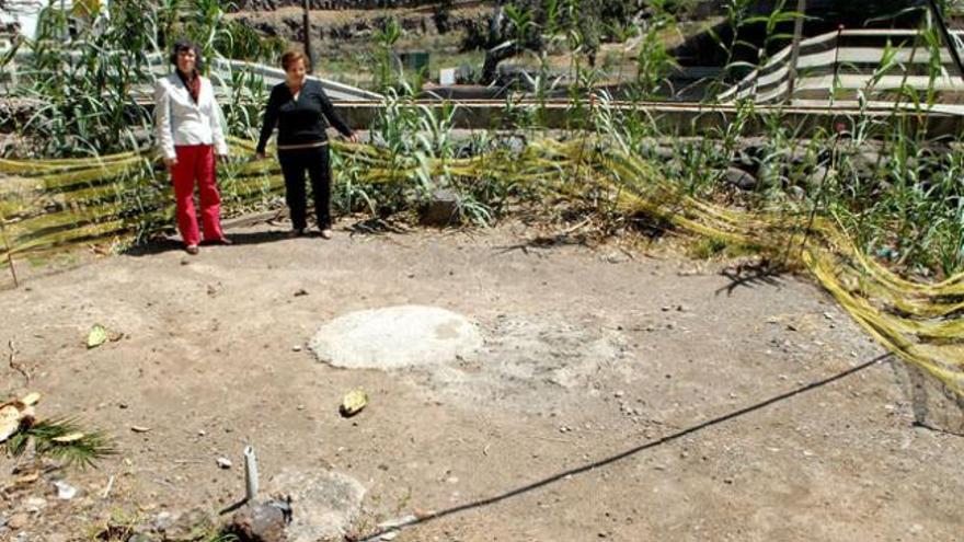 Las primas Pino (izq.) y Balbina Sosa en la boca del pozo del barranco de Tenoya. | josé carlos guerra