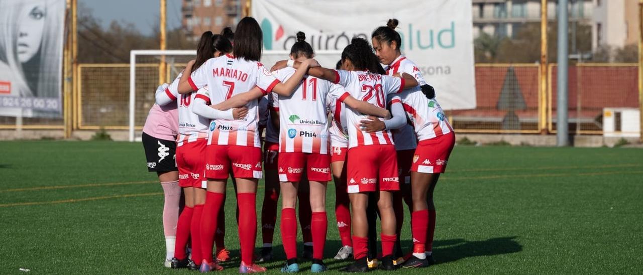 Las jugadores del Santa Teresa hacen piña antes de un partido.