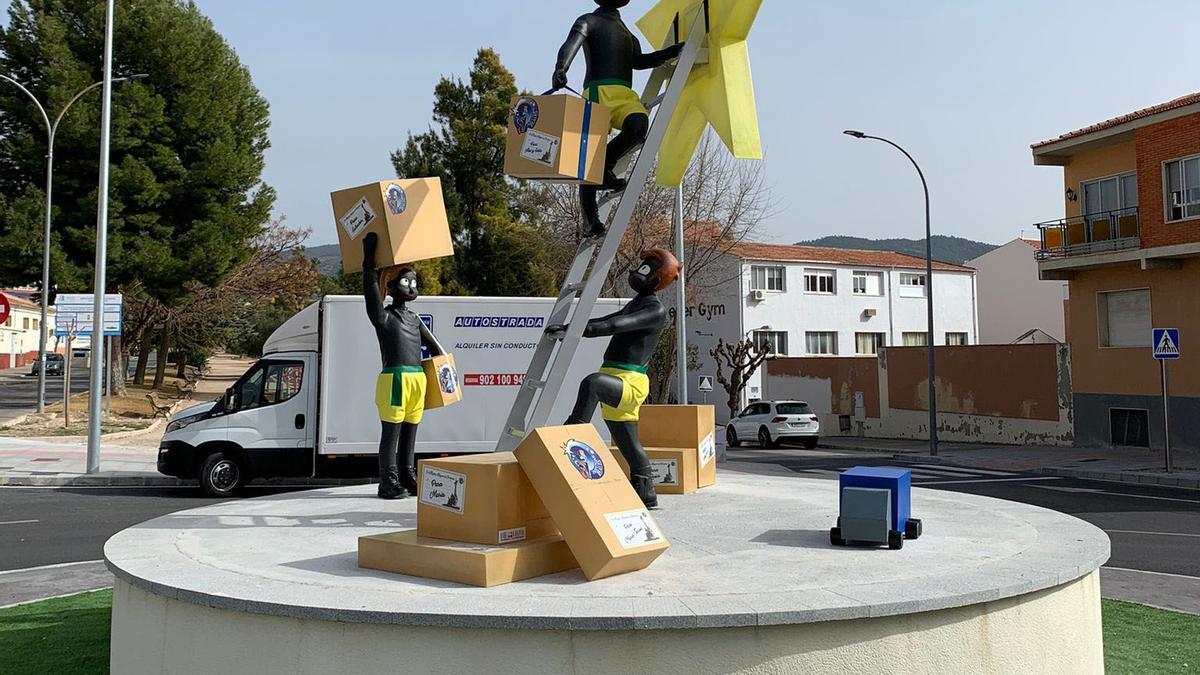 El monumento ya preside la nueva rotonda de la Avenida de Azorín.