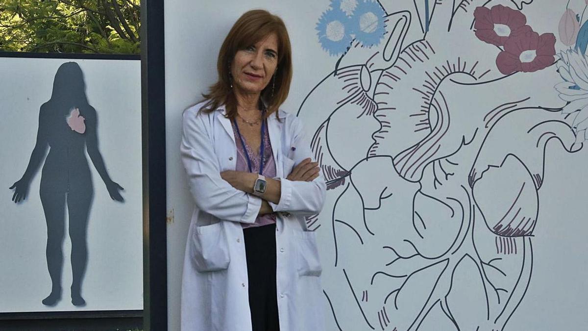 La doctora Dolores Mesa Rubio, en las inmediaciones del hospital Reina Sofía.