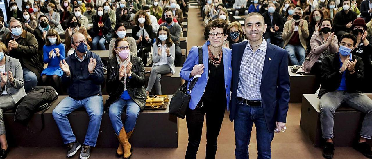 Özlem Türeci y Ugur Sahin, ayer, en la nave Almacén de la Fábrica de Armas de La Vega. | Julián Rus