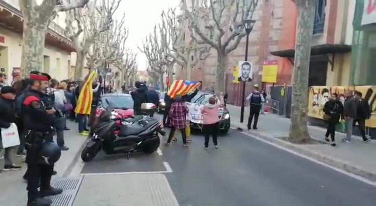 Momento en el que grupo de españolistas se juntan para hacer un escrache a Quim Torra en Mataró.