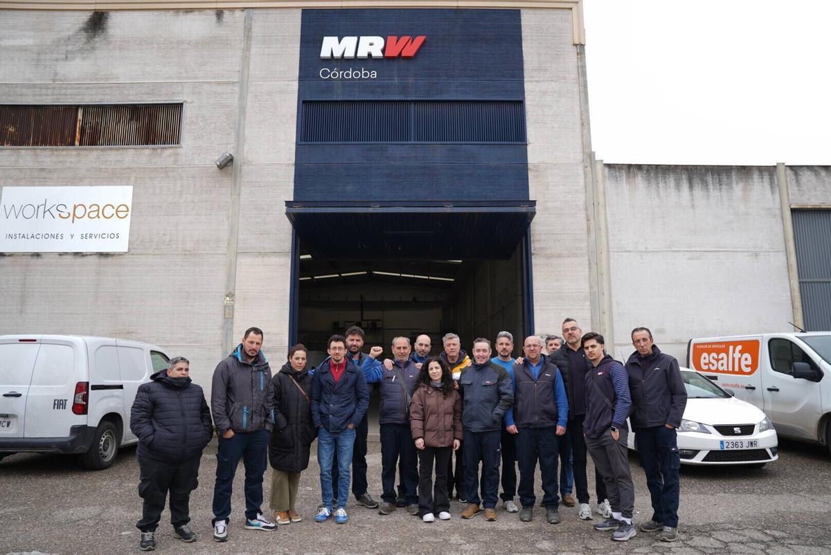 Trabajadores de MRW en Córdoba que se han visto afectados por el parón de la actividad.