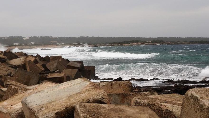 El fuerte viento obliga a cerrar los puertos de Ibiza y Formentera