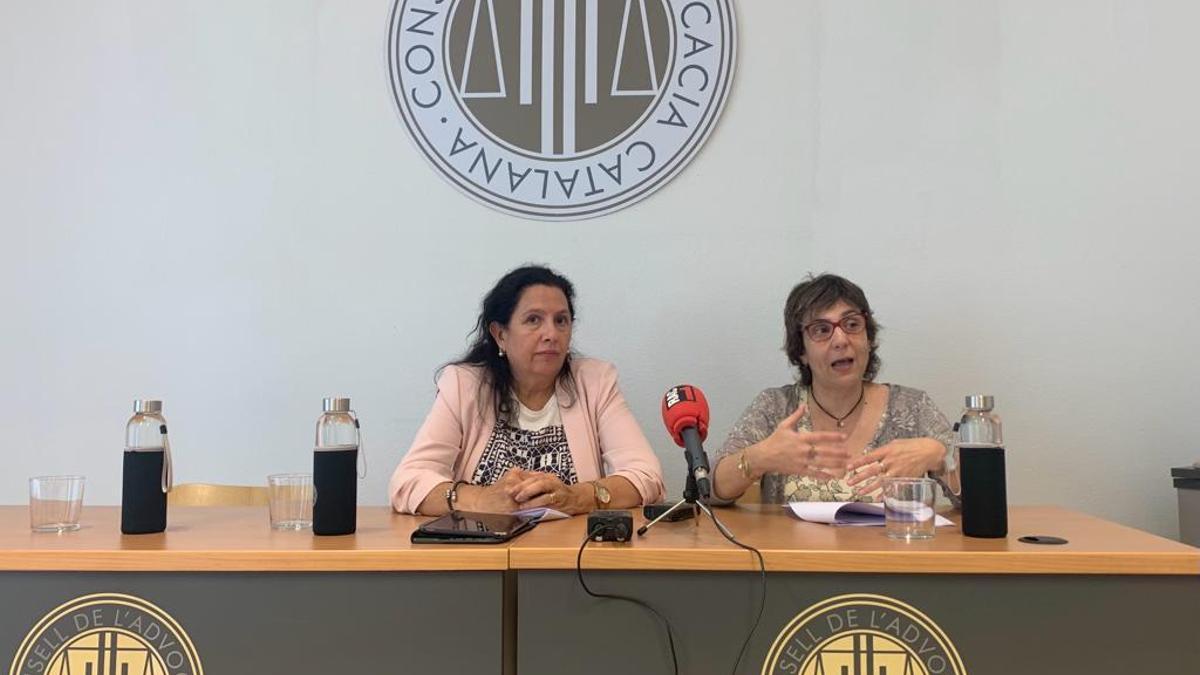 La presidenta del CICAC, Encarna Orduna i la responsable de la comissió del Torn d'Ofici, Eulàlia Barros.