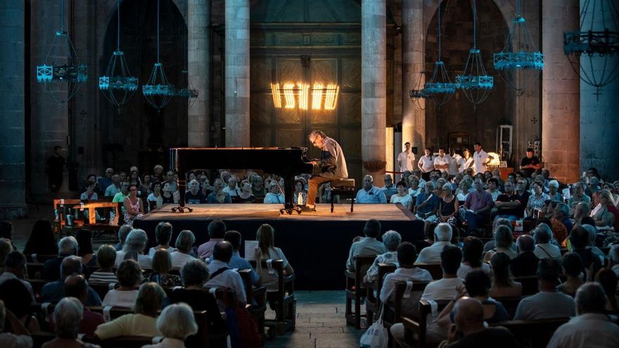 El festival ISTIU de Castelló d’Empúries alça el teló amb un concert de piano dedicat a Lluís Llach, a la Basílica