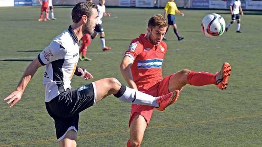 Un jugador del Llosetense y del Espanyol B pugnan por el balón en el duelo de ayer.