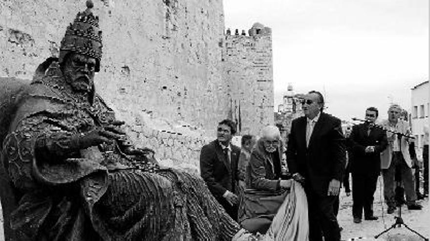 Benedicto XIII preside la entrada al castillo de Peñíscola donde asentó su sede pontificia.