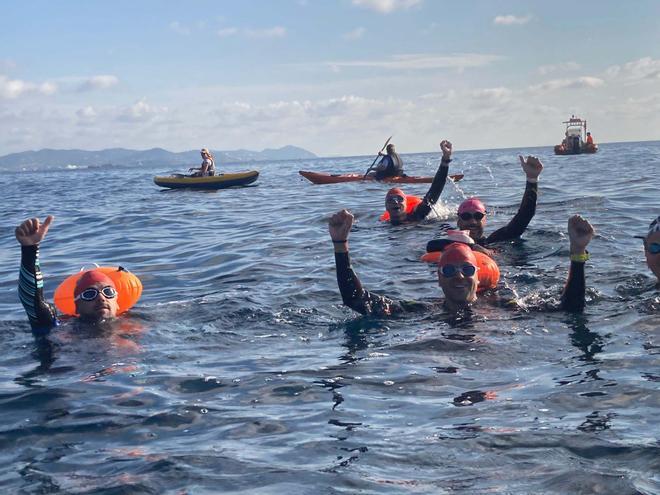 El paratriatleta Javier Vergara cumple con éxito su reto de 5km de natación por una causa benéfica