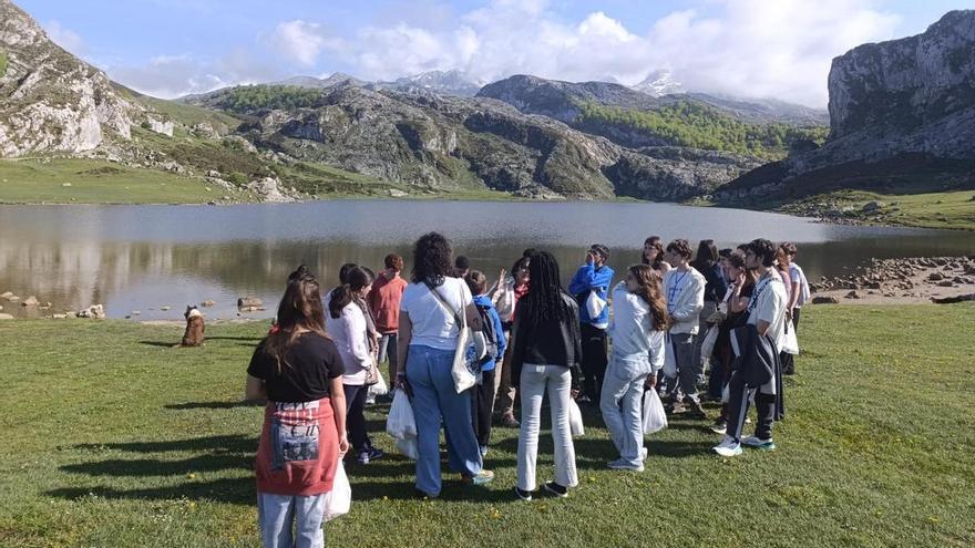 Jóvenes asturianos reclaman la paz como responsabilidad compartida en un encuentro autonómico celebrado en Cangas de Onís