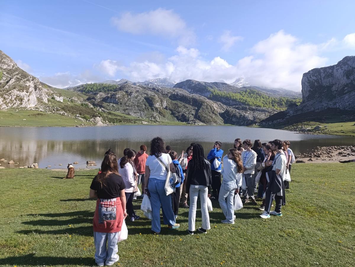 Los participantes en el evento, en los lagos de Covadonga.