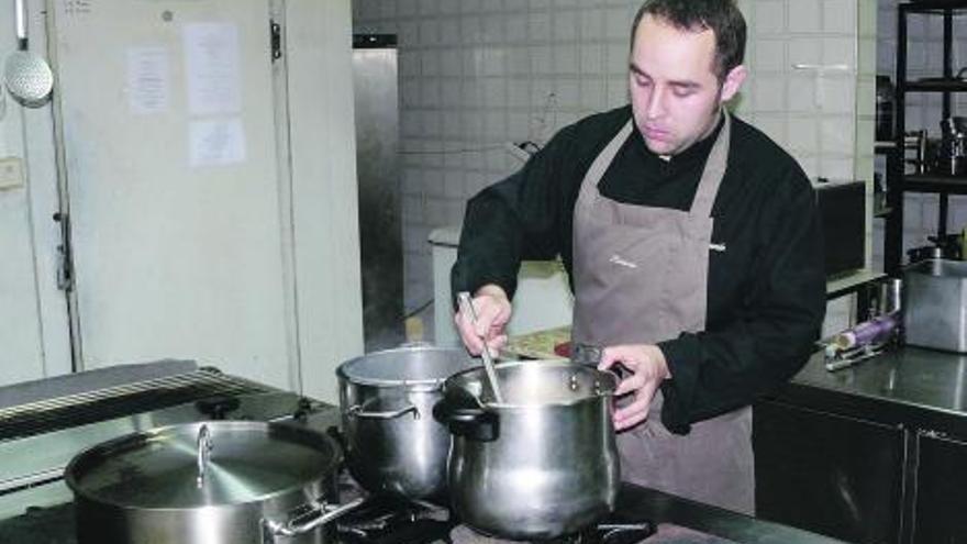 Ricardo González Sotres, en la cocina de El Retiro, en Pancar.