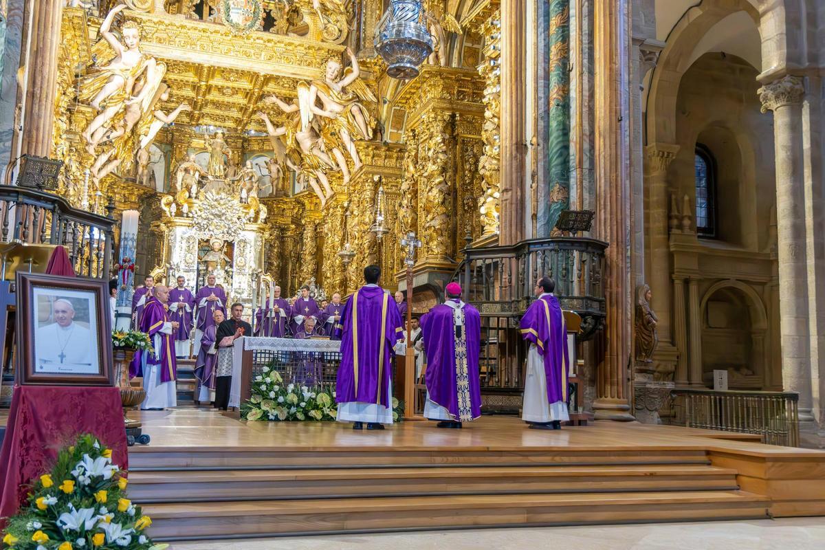 Santiago se despide del papa Francisco con una misa funeral en la Catedral