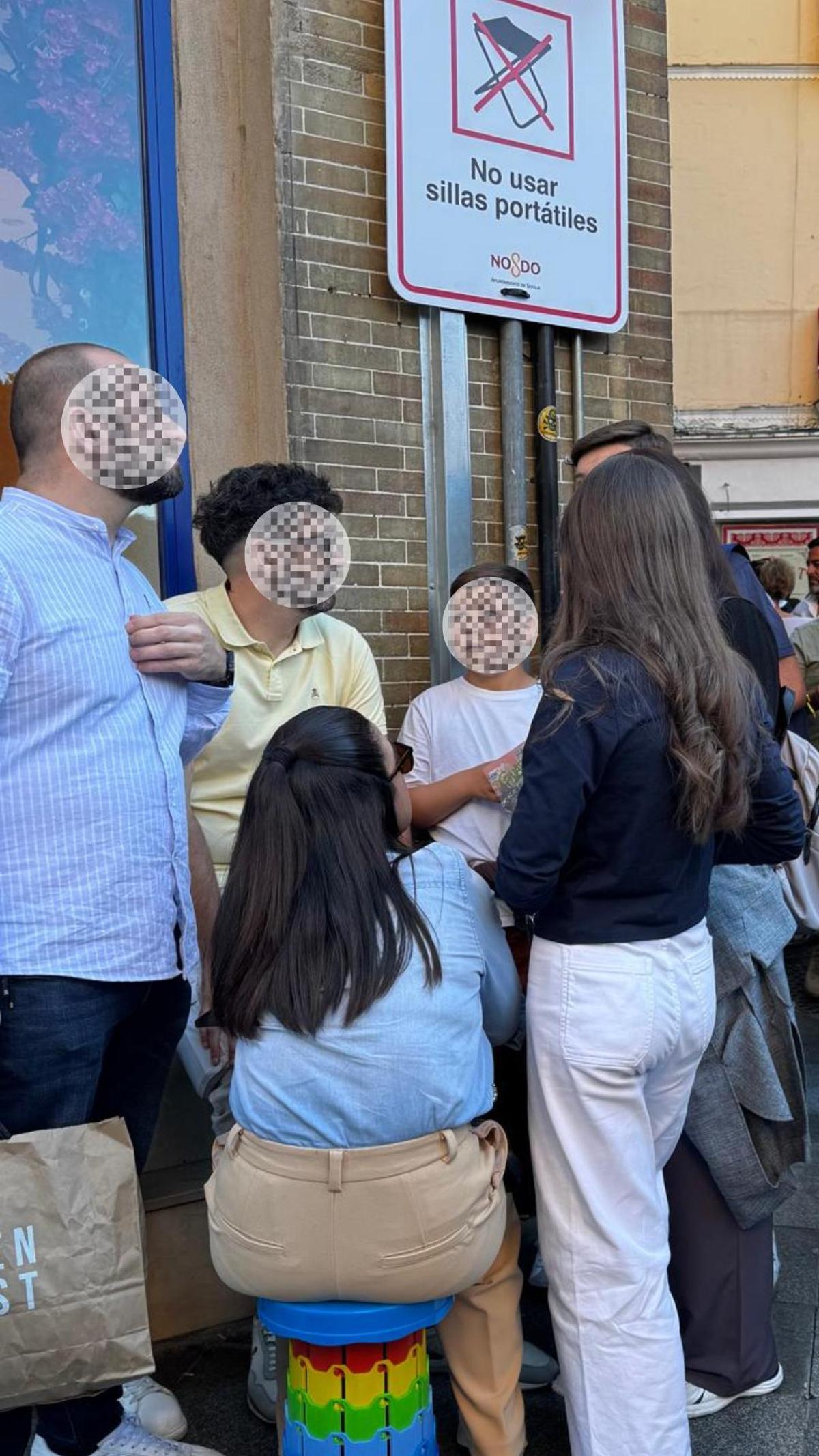 Grupo de personas sentados en sillas portátiles