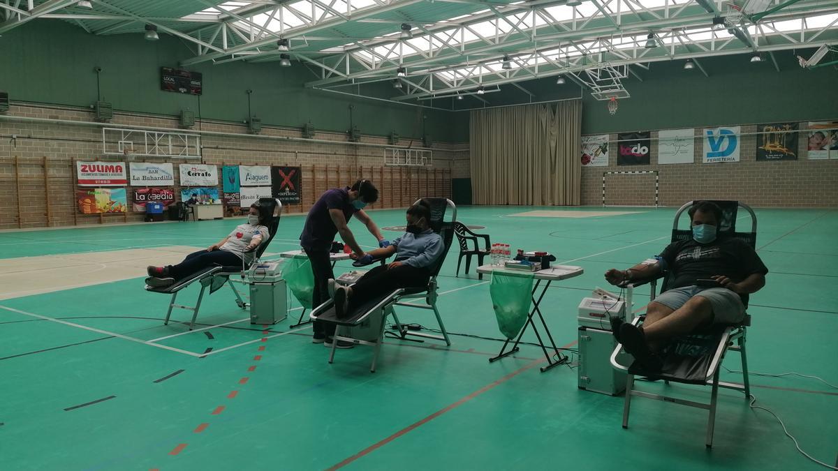 Vecinos de Toro donan sangre en una campaña celebrada en el pabellón de deportes