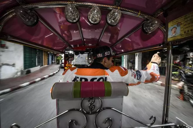 Marc Márquez pilota un tuk tuk en Tailandia