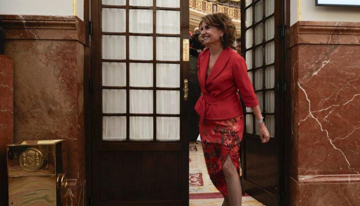 Finanzministerin María Jesús Montero verlässt das Abgeordnetenhaus in Madrid.