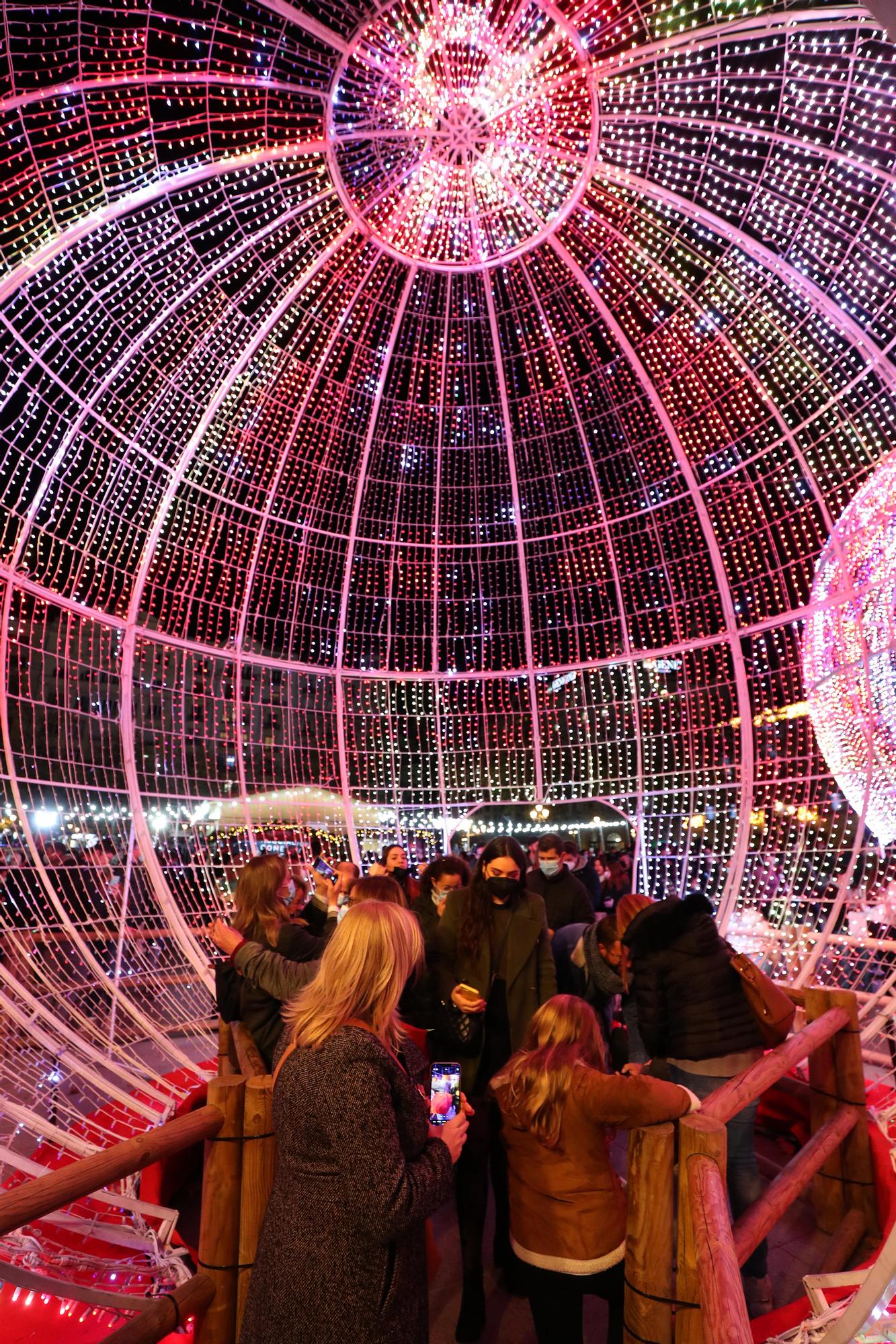 Pista de patinaje y luces de Navidad en la plaza del Ayuntamiento de València