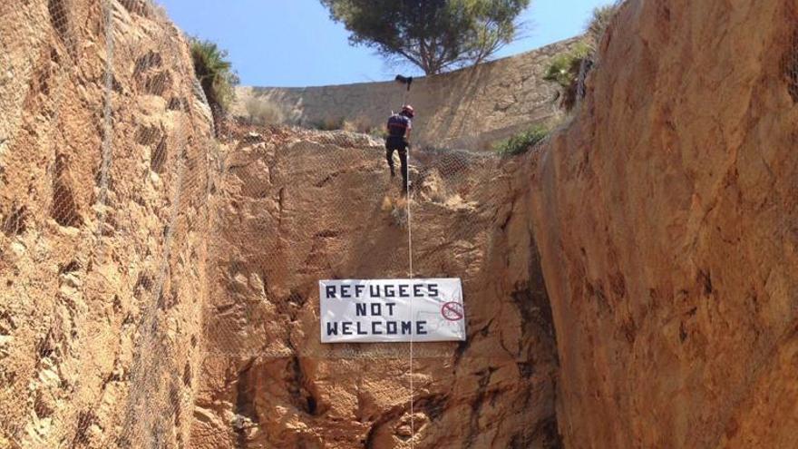 Retiran una pancarta ofensiva contra los refugiados en Orpesa