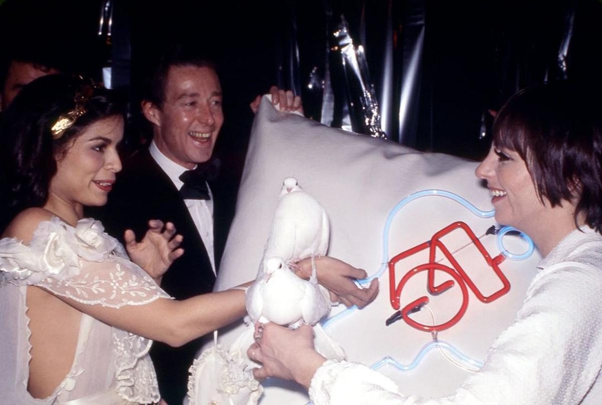 &quot;Es fin de semana, sé extravagante&quot;, el lema de la fiesta de cumpleaños que Halston le montó a Bianca Jagger (izquierda) en mayo de 1977 en Studio54. A la derecha, Liza Minnelli.