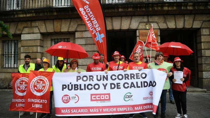 Protesta de trabajadores de Correos, ayer en A Coruña.