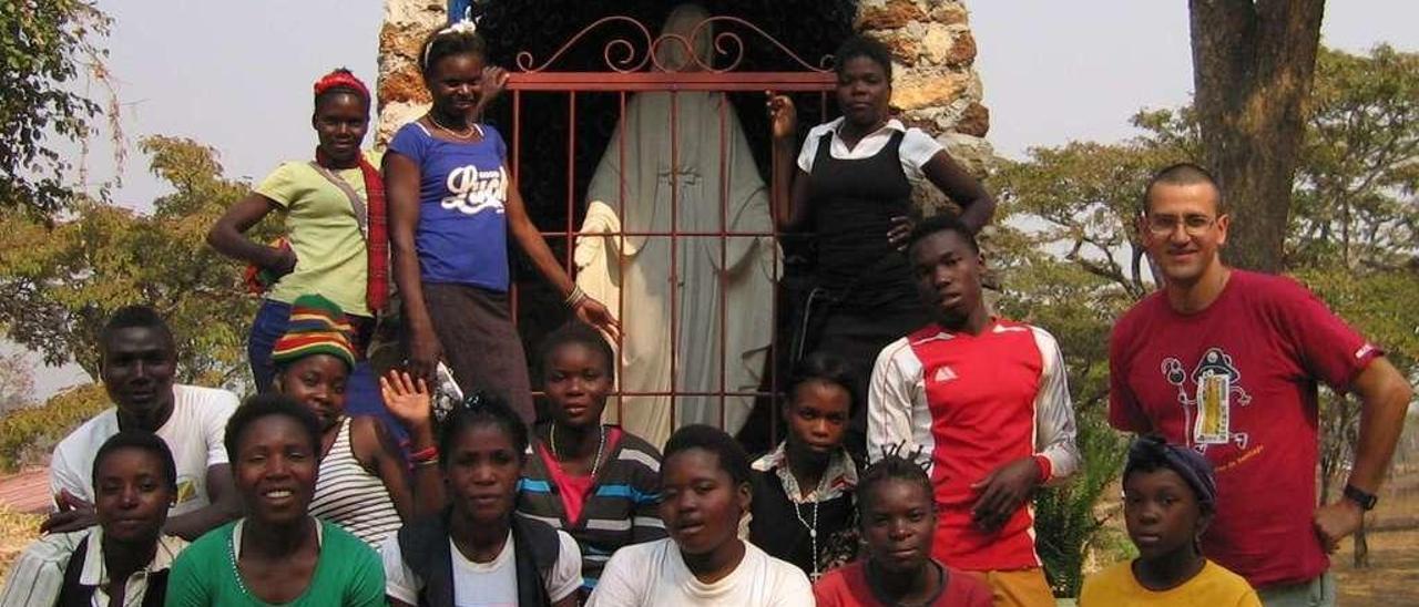 Gabriel Domingo Rodríguez (dcha.), con jóvenes de su parroquia en Zambia.