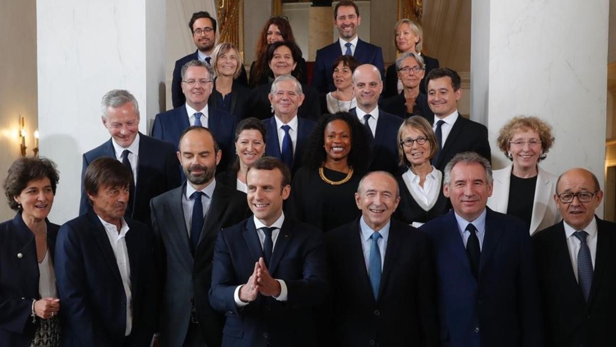 Macron (cuarto por la izquierda) y Philippe (tercero, izquierda), en una foto de familia tras la reunión ministerial, en Francia, el 18 de mayo.