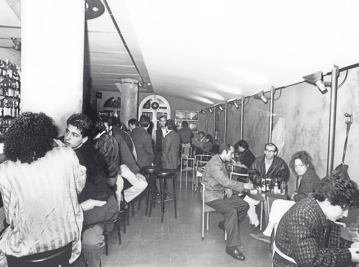 L'interior del bar Nummulit durant els anys 80.