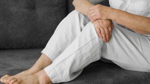 El dolor de rodillas no solo afecta en la tercera edad