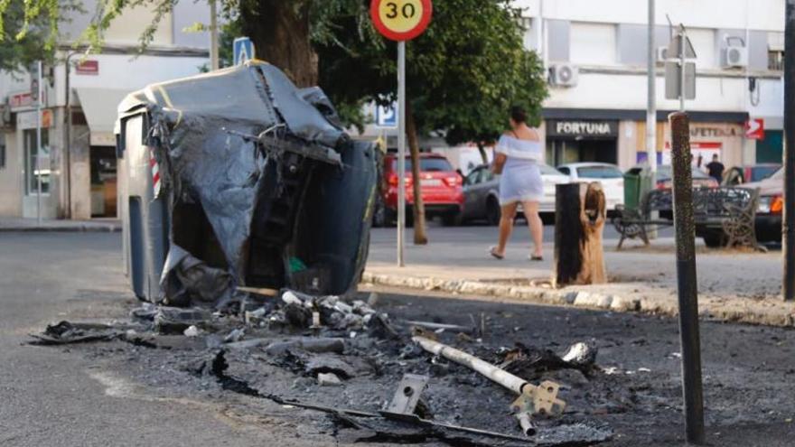 Restos de contenedores quemados en Córdoba, en una foto de archivo.