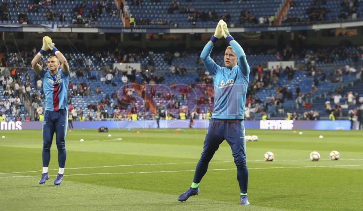 Jasper Cillessen y Marc André Ter Stegen calientan antes del partido de vuelta de la semifinal de Copa del Rey entre Real Madrid - FC Barcelona Jasper Cillessen y Marc André Ter Stegen calientan antes del partido de vuelta de la semifinal de Copa del Rey entre Real Madrid - FC Barcelona