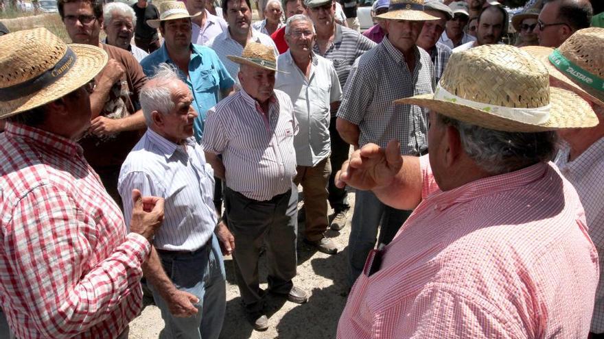 Agricultores impiden el sellado de vertidos de salmuera en el Campo de Cartagena